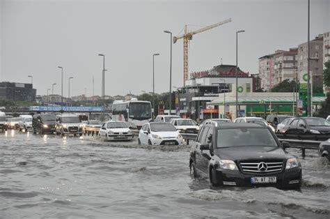 İ­s­t­a­n­b­u­l­­d­a­ ­y­a­ğ­m­u­r­ ­s­e­l­e­ ­d­ö­n­ü­ş­t­ü­
